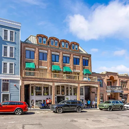613 Main Street Apartment